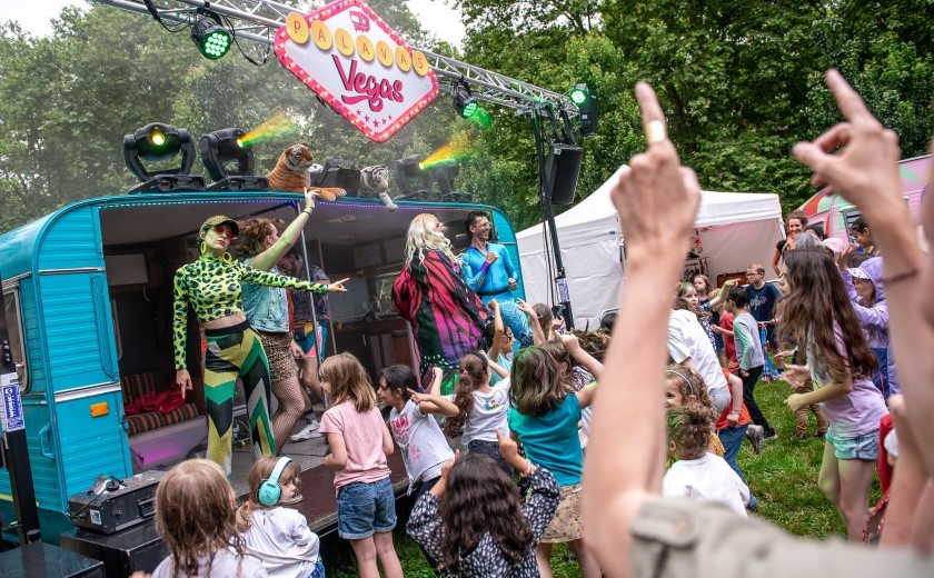 Scène de danse pendant la Fête des Tuiles 2024