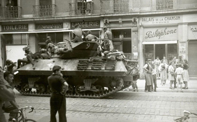 Le 22 août 1944, un char américain est entourée par une foule en liesse dans une rue de Grenoble.