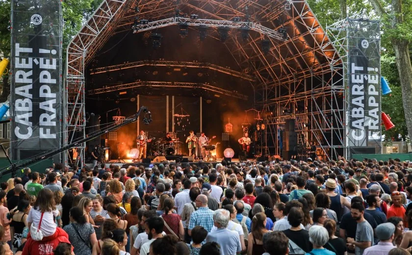 Une grande foule est massée devant la scène principale lors d'un concert du Cabaret Frappé au Jardin de Ville de Grenoble.