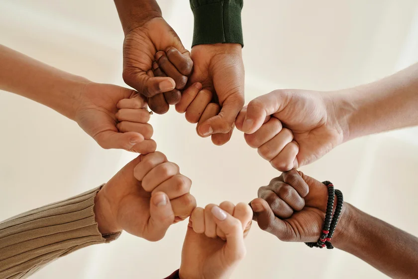 Photo de mains qui se rejoignent