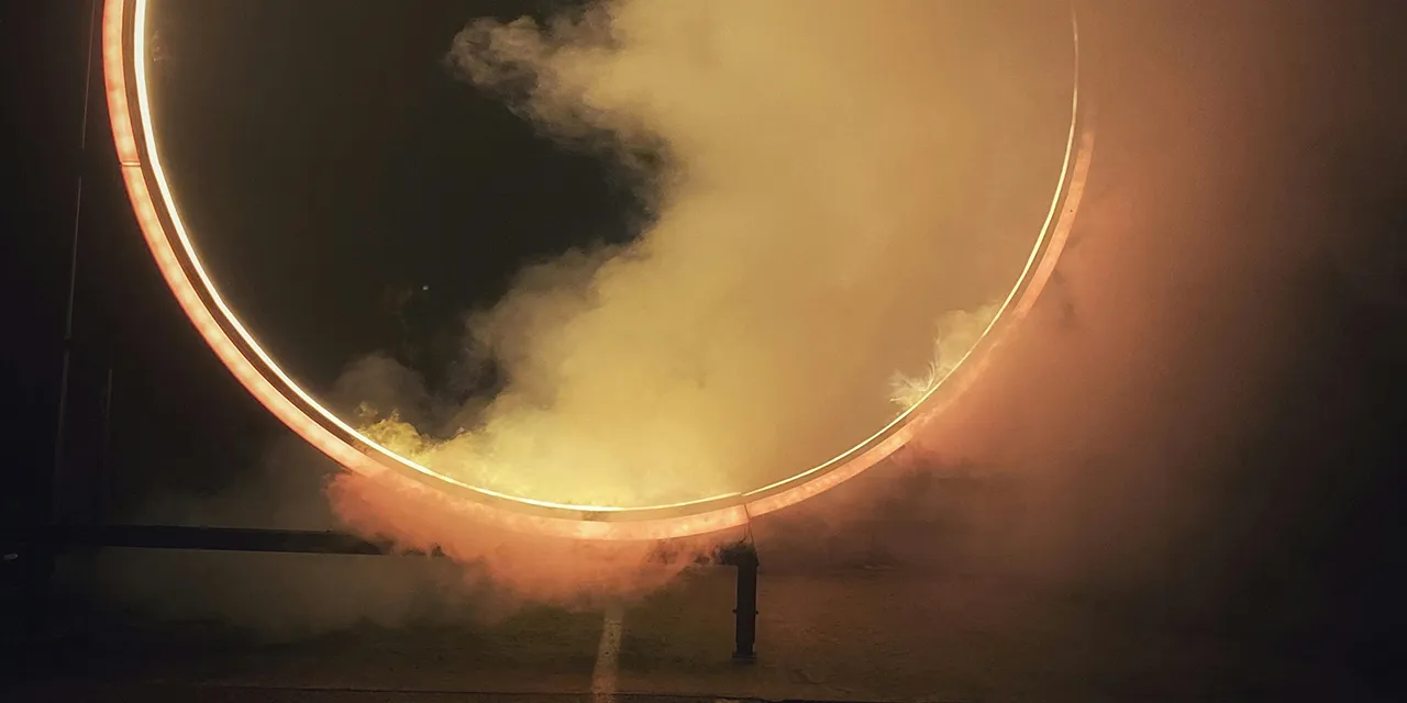 Néon circulaire et fumée dans la nuit