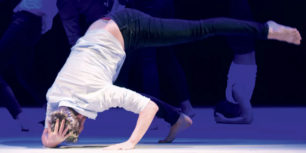 Danseurs en mouvements sur scène