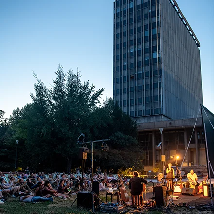 Photo d'un spectacle devant l'Hôtel de ville