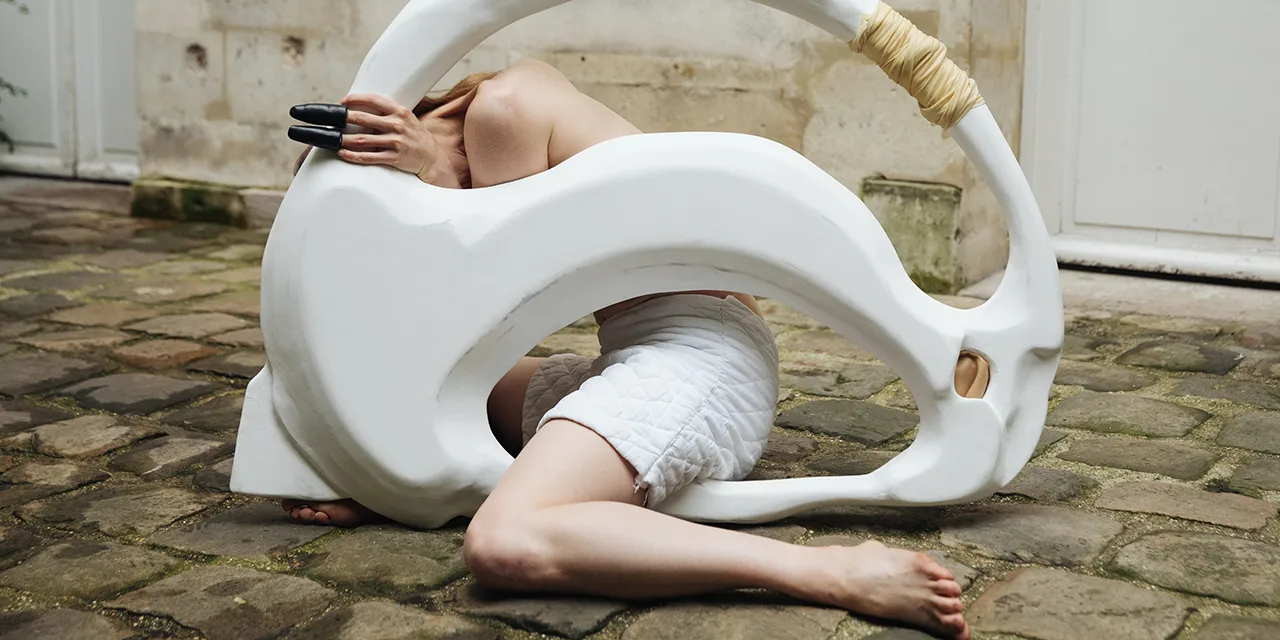 Le corps de la danseuse Ruth Child enchevêtré avec la sculpture de Cécile Bouffard