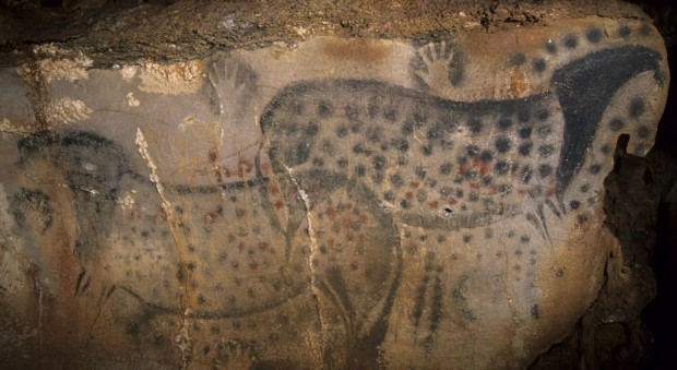 Panneau des chevaux ponctués dans la grotte ornée du Pech Merle.