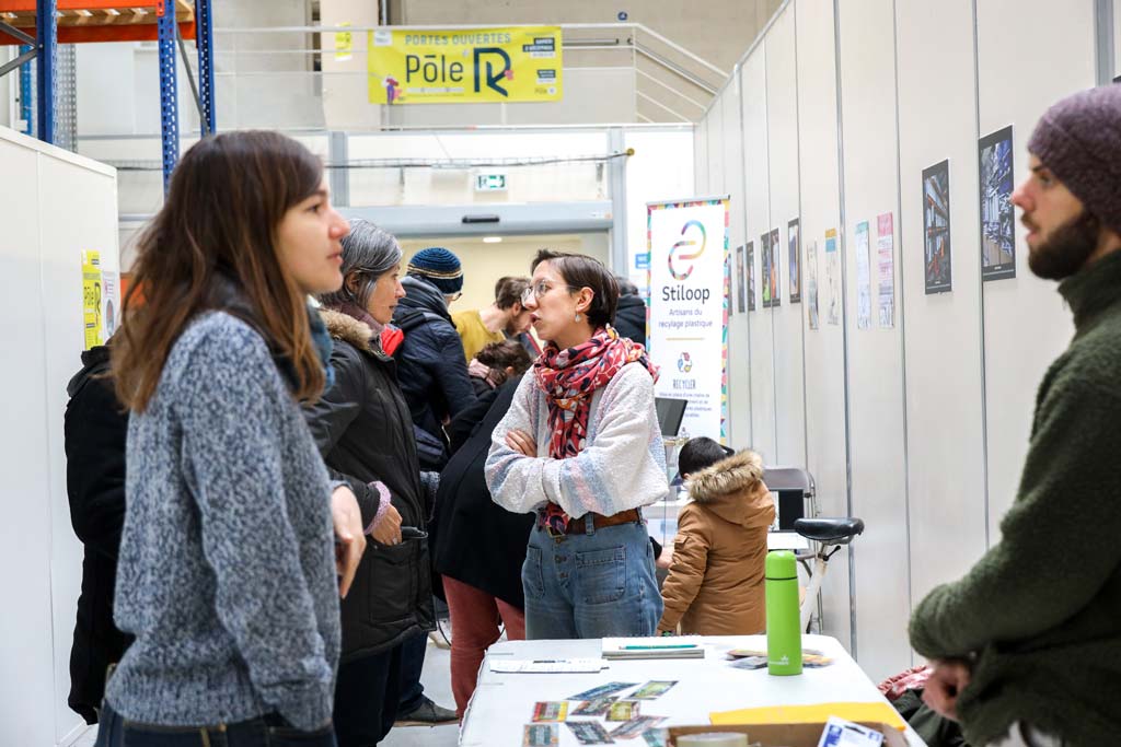 Des personnes échangent autour de l'économie circulaire.