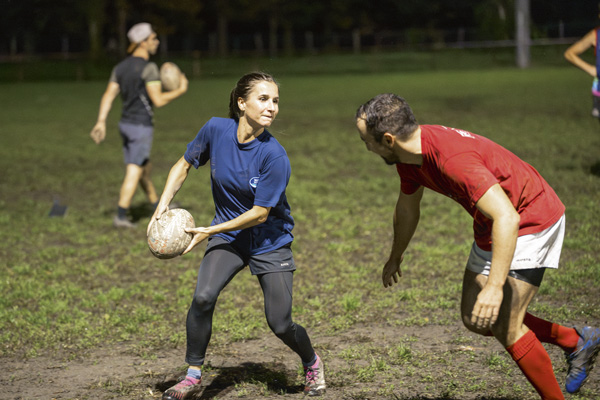 Une homme et une femme se font face lors d'un match.