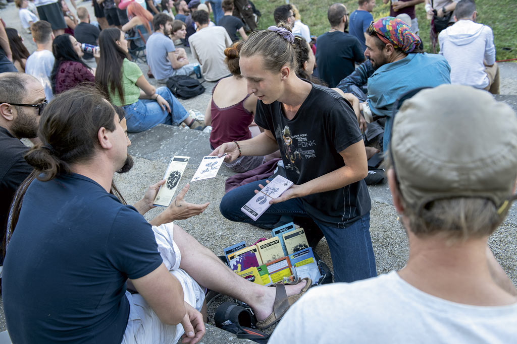 Des personnes distribuent des flyers.