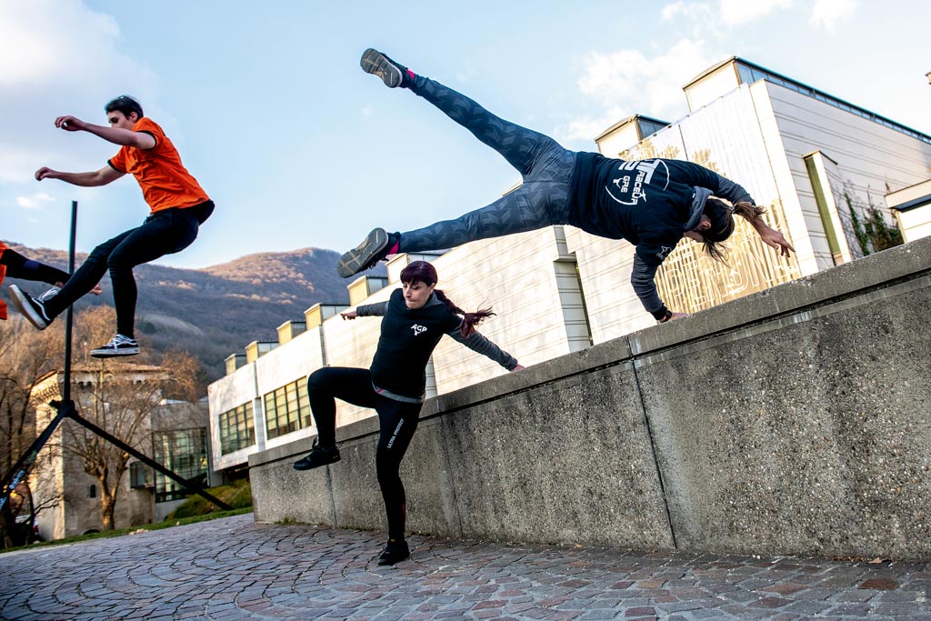 Des personnes pratiquent le parkour. 