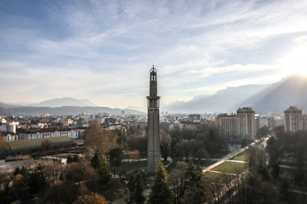 La tour Perret depuis le haut de l'Hôtel de Ville.