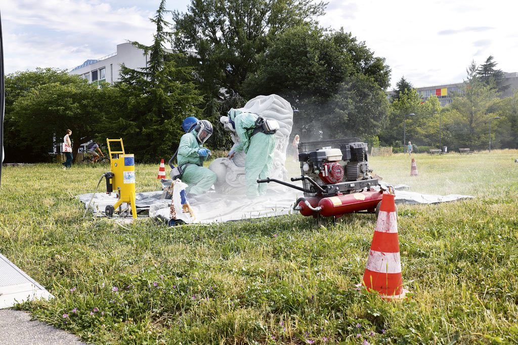 Une sculpture en plein nettoyage.