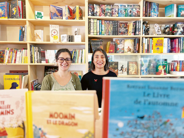 Les libraires posent dans le lieu.