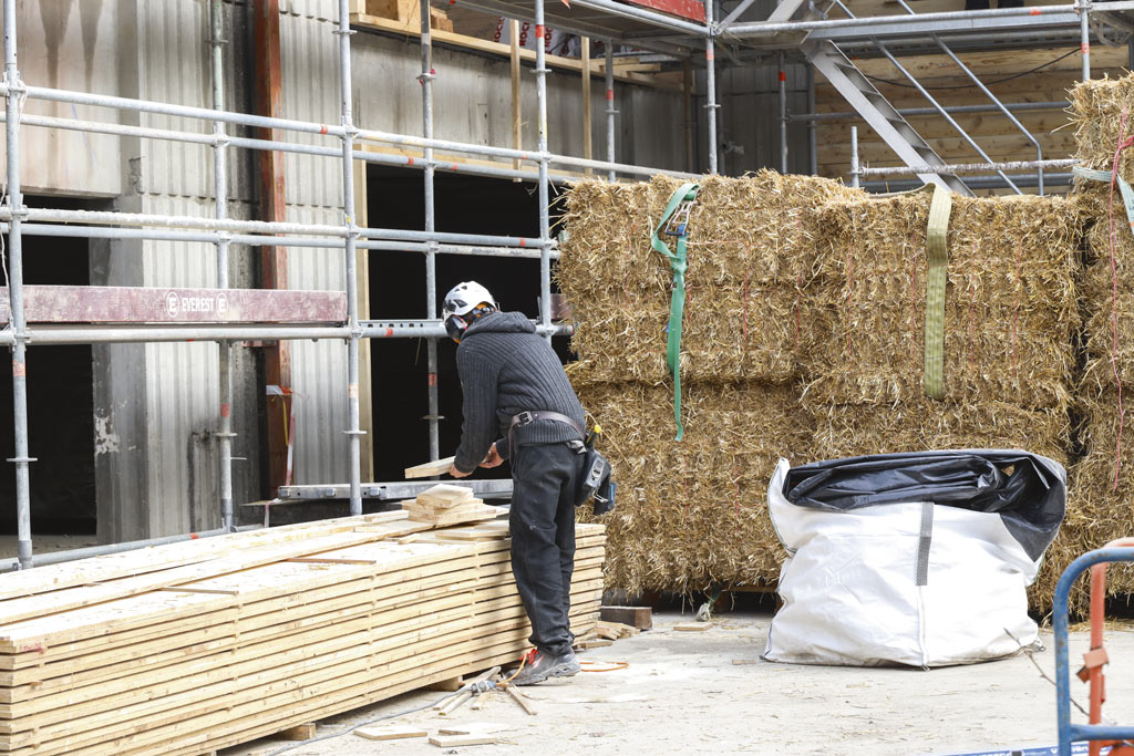 Des bottes de paille sont utilisés sur le chantier.