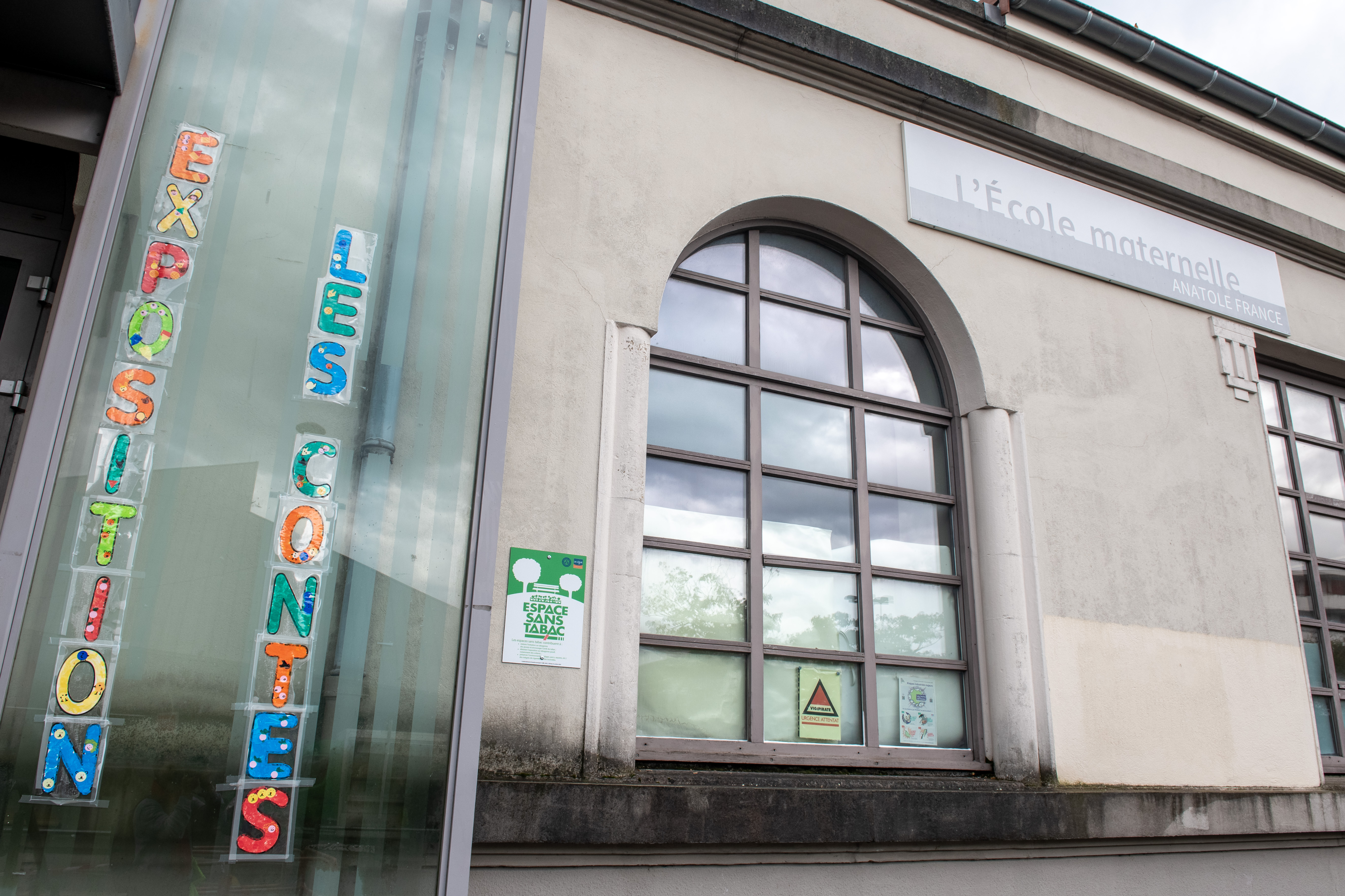 Photo d'une affiche "espace sans tabac" devant l'école Anatole France.