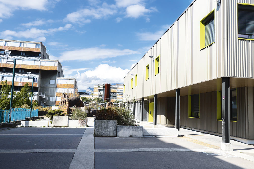 Le centre se trouve place des Géants.