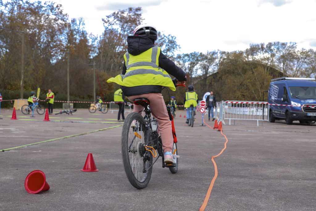 Un enfant apprend à faire du vélo. 