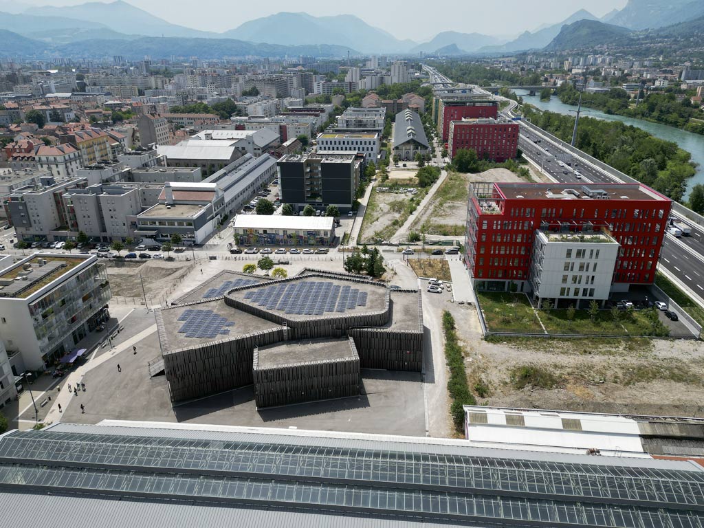 La Belle Électrique : 312 panneaux photovoltaïques sur 600m2, pour une production de 110 MWh, depuis 2020.