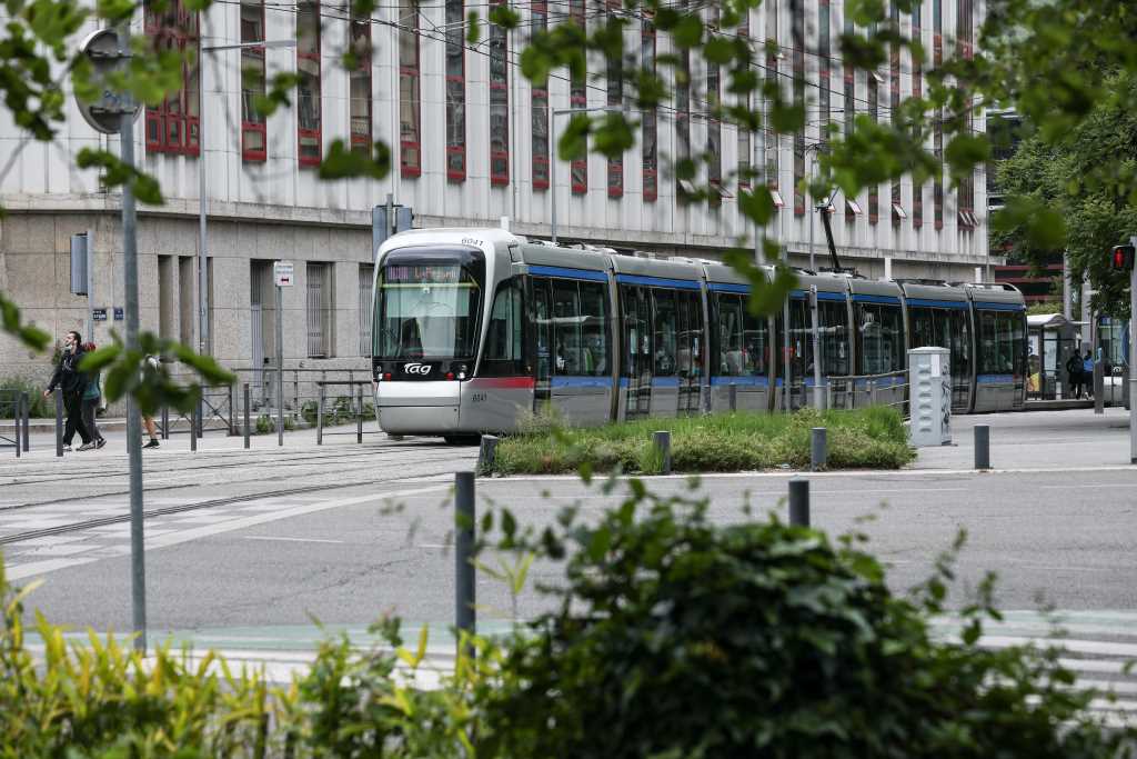 Un tram circule à Grenoble.