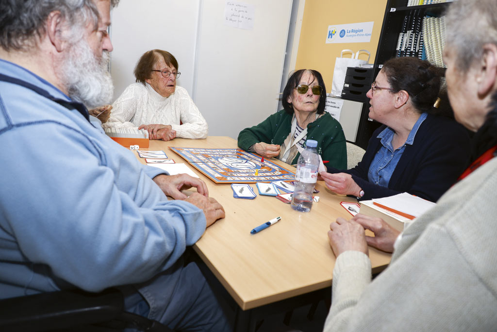 Des personnes malvoyantes jouent au scrabble.