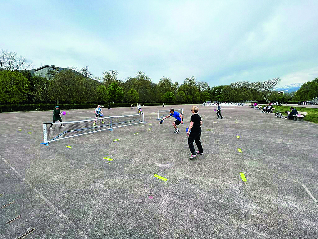 Des personnes jouent au Padel. 