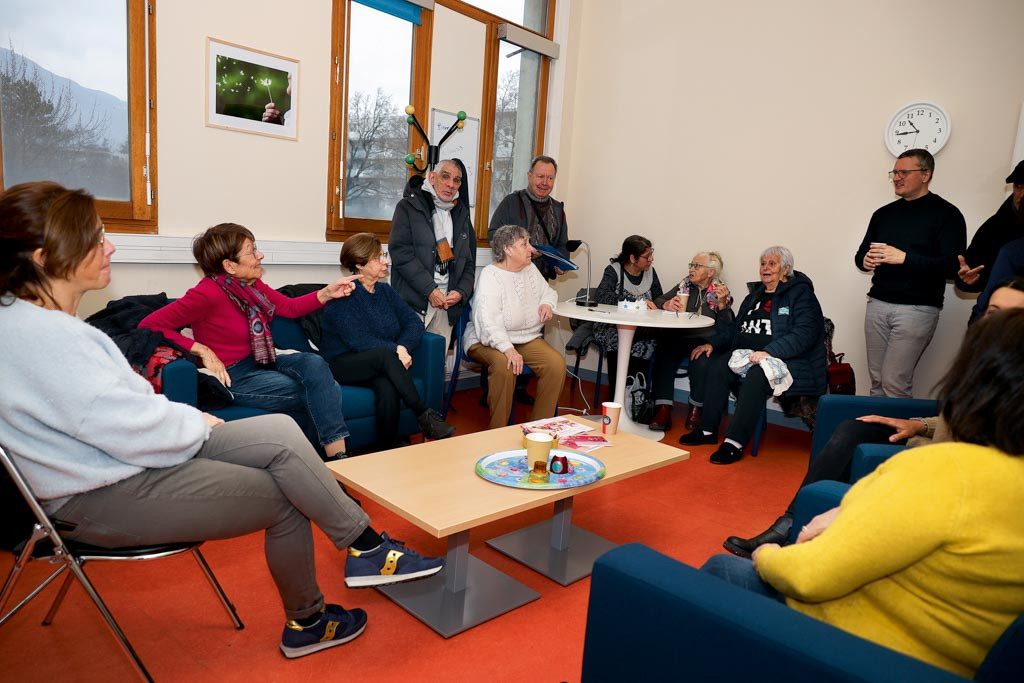 Les habitants discutent dans la salle de la MDH.