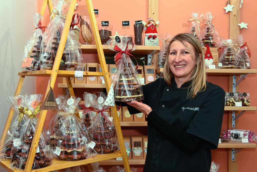 Anne-Lise Signouret pose dans sa boutique.