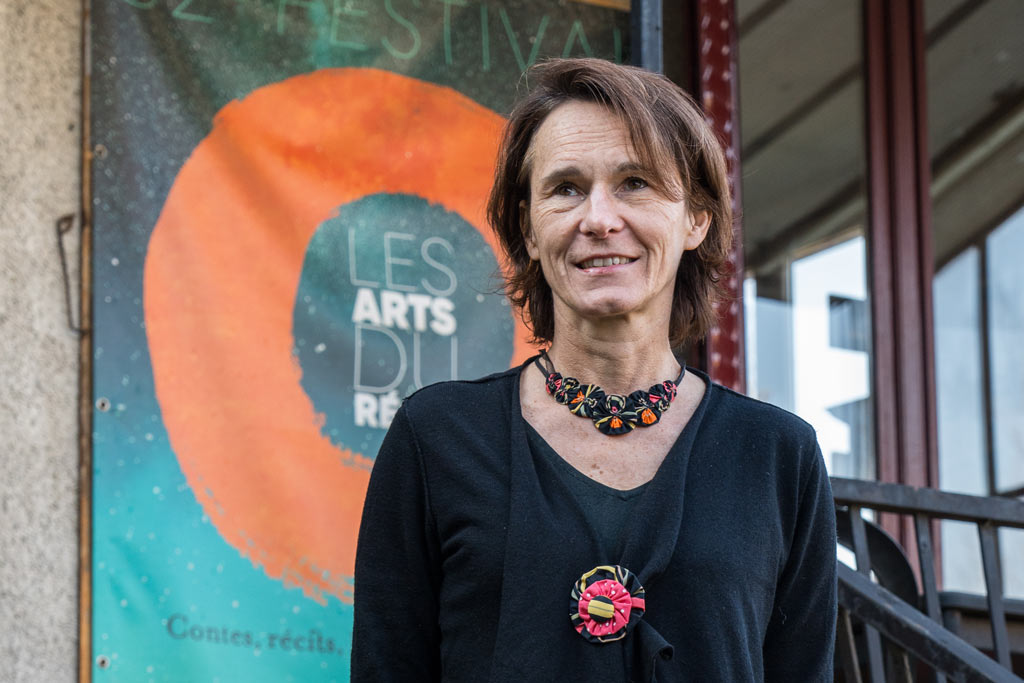 Stéphène Jourdain devant une affiche du Centre des Arts du Récit.