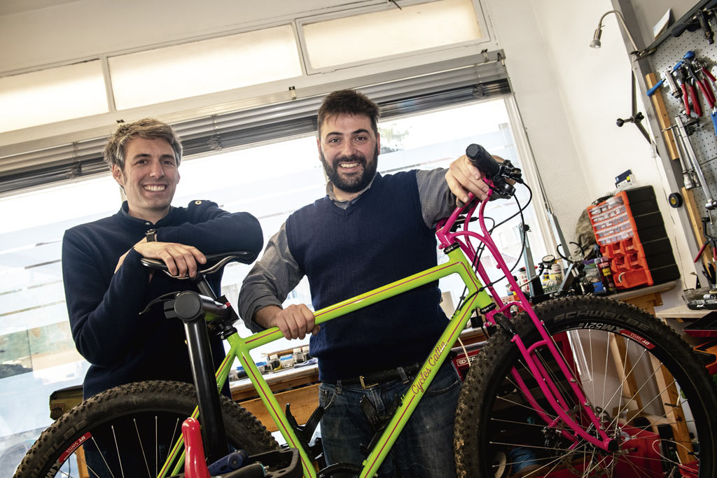 Les gérants posent autour d'un vélo. 