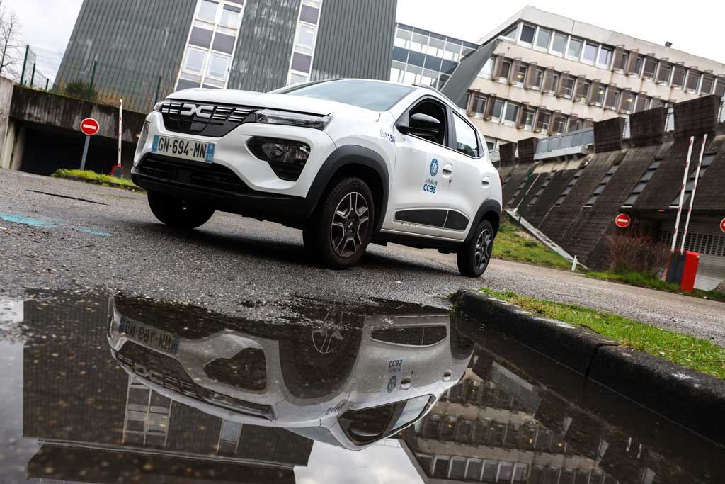 Une voiture de la Ville devant le CCAS Camille Claudel.