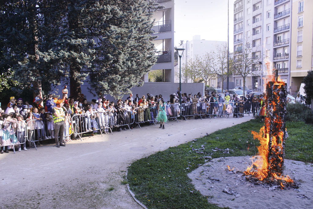 Un spectacle de flamme sur l'espace public.