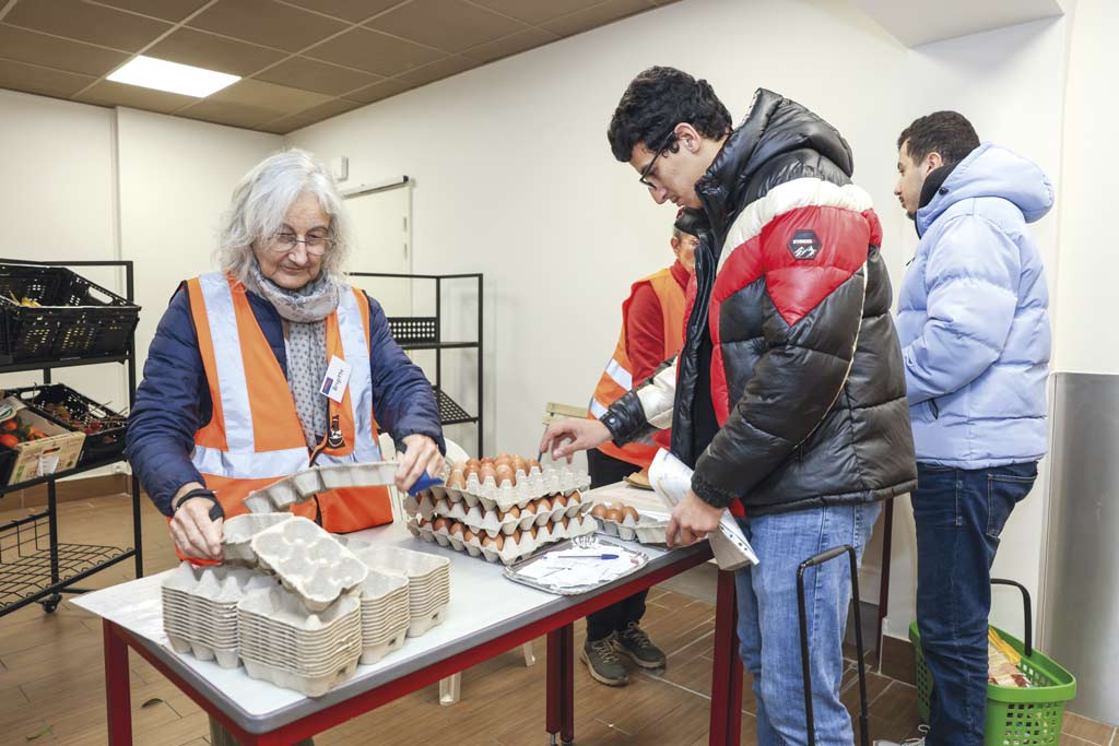 Des étudiants prennent des oeufs à la Banque alimentaire.