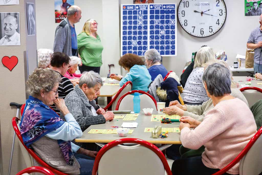 Des personnes âgées jouent au loto.