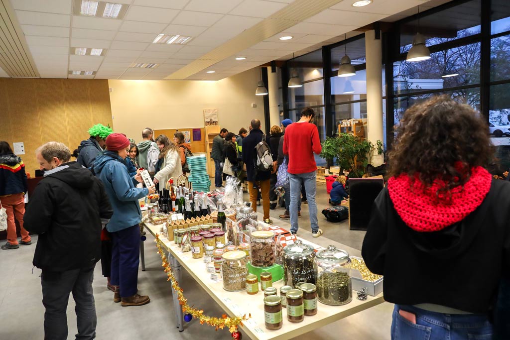 Des personnes font leur courses dans une épicerie solidaire.