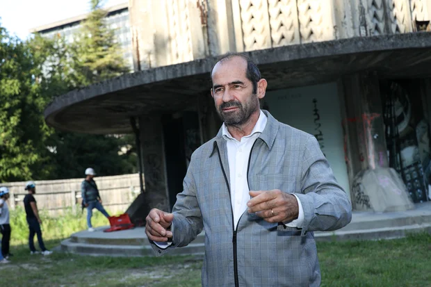 François Botton, architecte, au pied de la Tour Perret, avant restauration