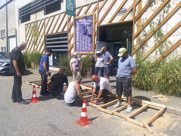 Des personnes participe à un chantier menuiserie.