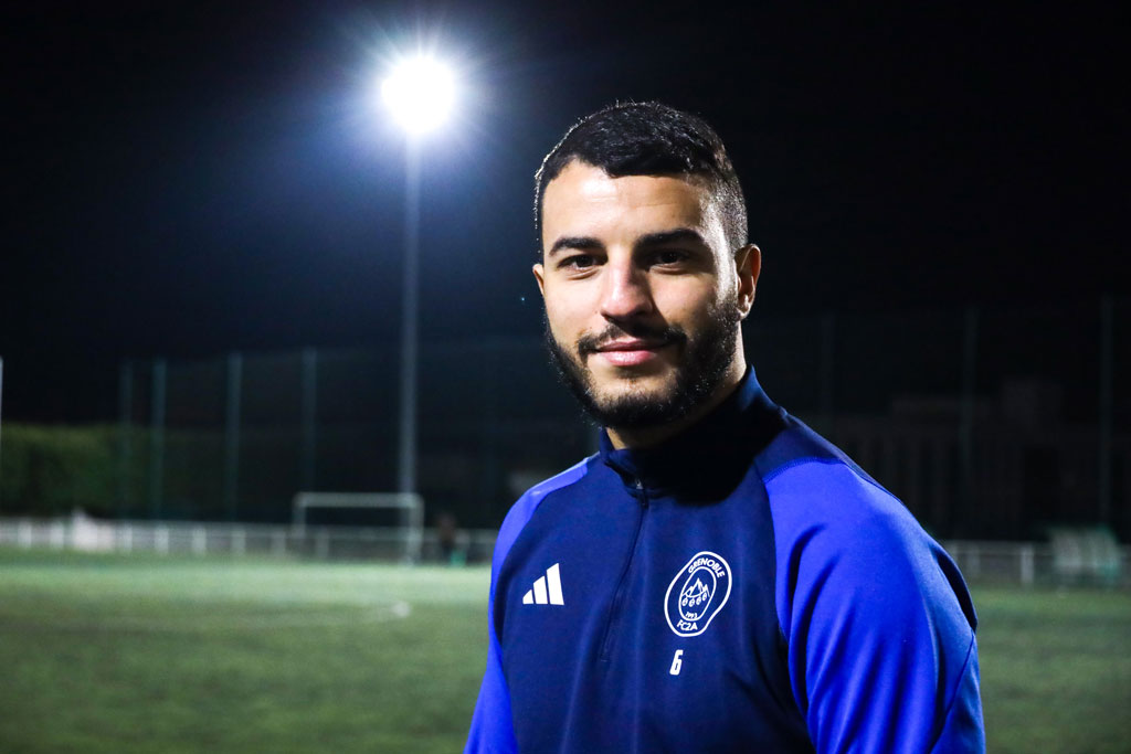 Mehdi Khaldi, pose sur le terrain du FC2A.