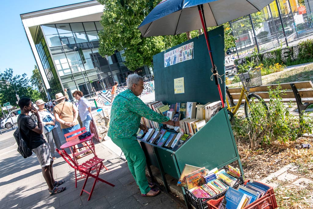 Une boîte à livre disponible sur l'espace public. 