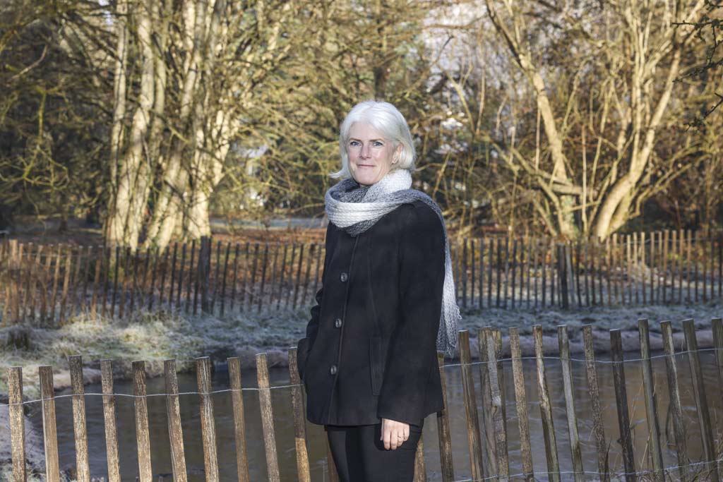 Sabine Lavorel pose dans un parc.