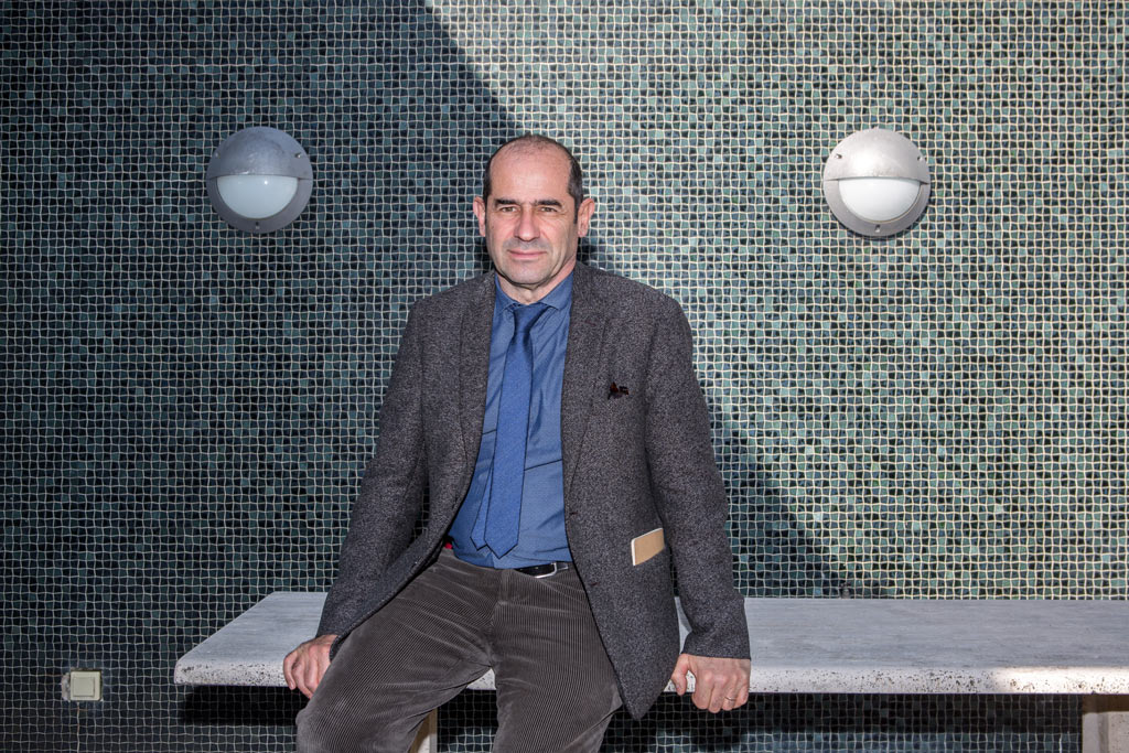 François Botton pose à l'Hôtel de Ville.