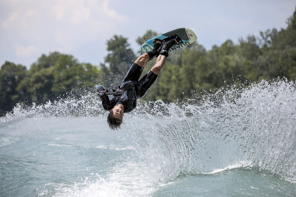 Une personne réalise une figure en wakeboard.