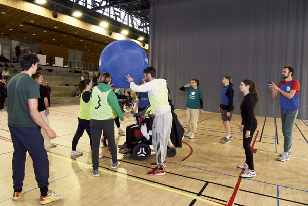 Des personnes jouent avec un ballon géant.