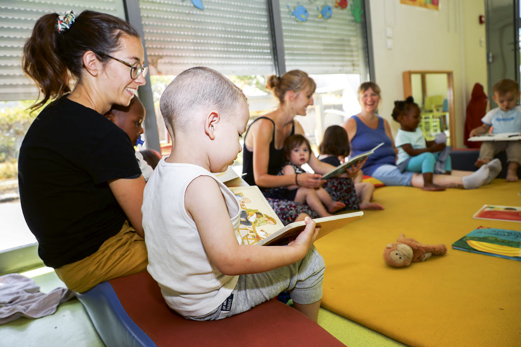 Les enfants lisent en groupe. 