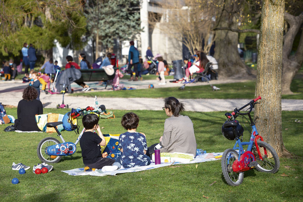 Des enfants prennent le goûter dans un parc.