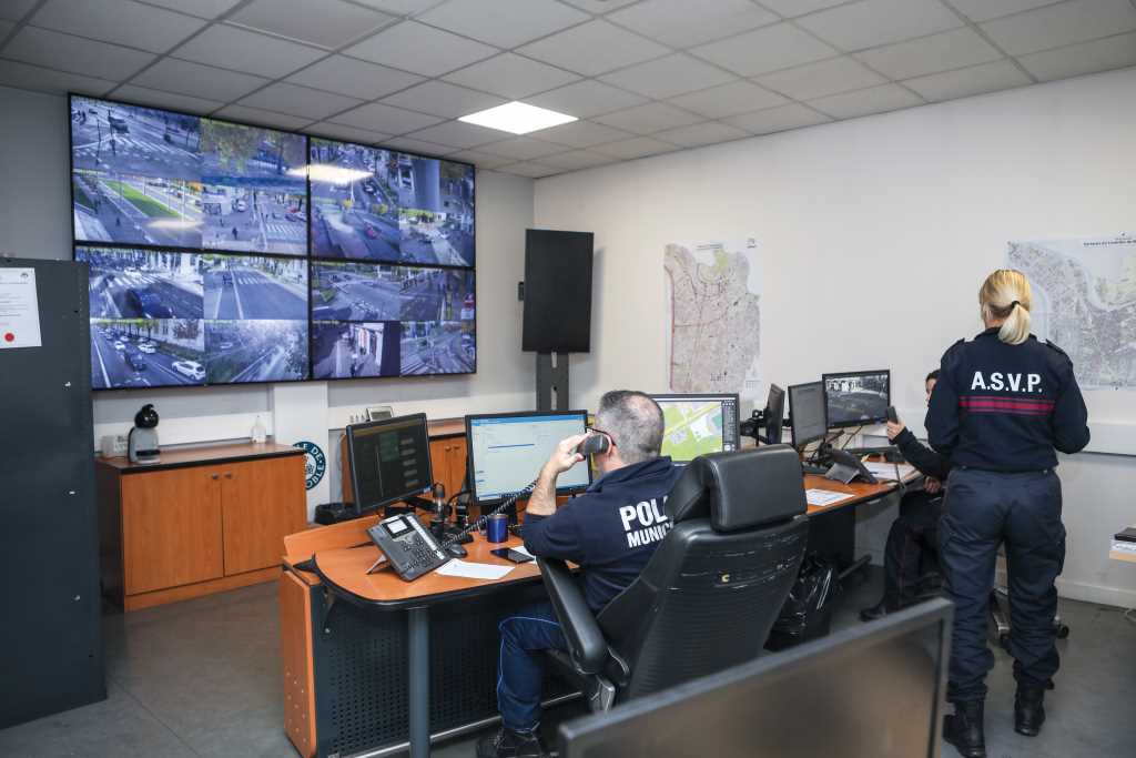 Une salle équipée d'écrans permet de surveiller l'espace public.