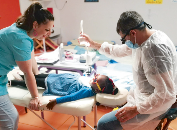 Une enfant se fait soigner les dents.