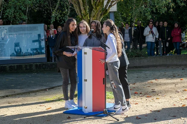 Cinq jeunes filles font un discours lors des cérémonies 2022 de l'armistice de la premier guerre mondiale.