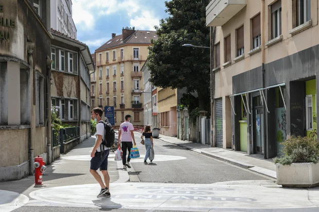 Rue Sergent Bobillot devant l'école maternelle Marceau, signalisation au sol du dispositif Place(s) aux enfants.