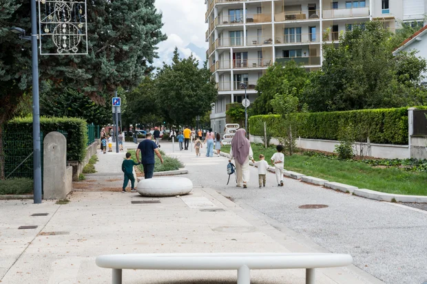 La rue Guy de Maupassant avec ses premiers aménagements Place(s) aux enfants : signalisation au sol.