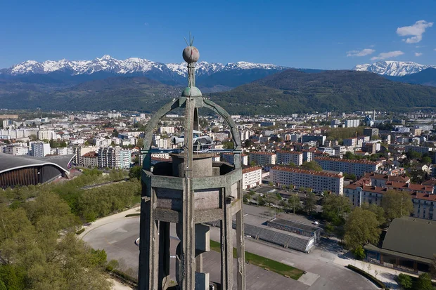 Le sommet de la Tour Perret photographié avec un drone.