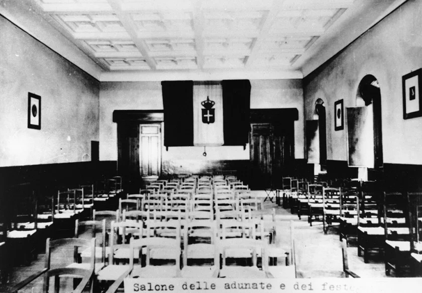 Intérieur de la Casa d'Italia en 1941 au 58, cours Jean Jaurès. Le fond est tapissé d'un immense drapeau italien.